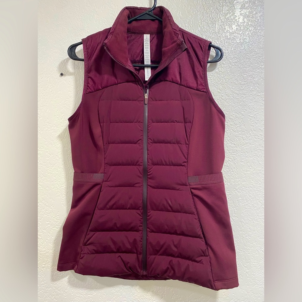 Lululemon down for it all vest size 8 color Cassis